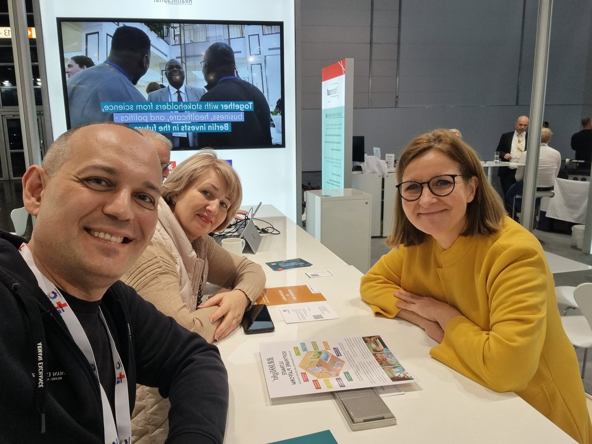 Представники Briolight з міжнародними партнерами на виставці