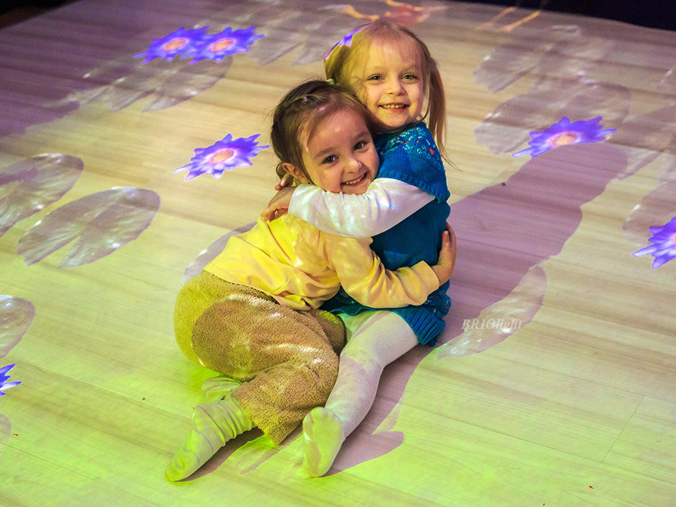 Дівчата обіймаються – інтерактивна підлога Briolight S26 EDU